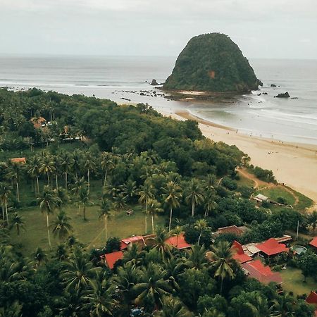 فندق Mojosurf Camp Red Island Pasanggaran المظهر الخارجي الصورة