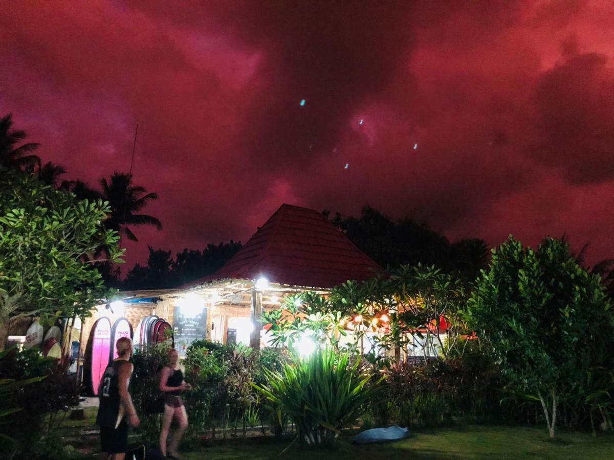 فندق Mojosurf Camp Red Island Pasanggaran المظهر الخارجي الصورة